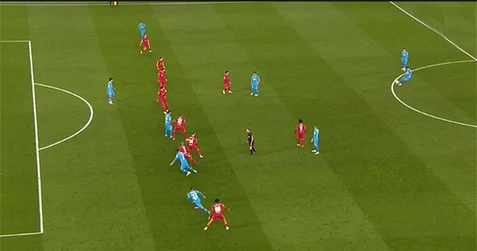 Hermoso việt vị trong tình huống Suarez đưa được bóng vào lưới của Liverpool