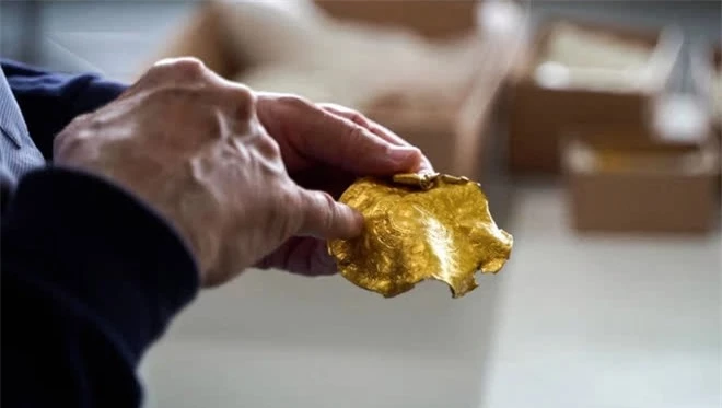 Vớ được miếng kim loại nhăn nhúm như nắp lon cá hộp, hóa ra là kho báu vàng ngàn năm tuổi - Ảnh 2.