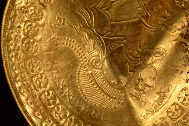 Vớ được miếng kim loại nhăn nhúm như nắp lon cá hộp, hóa ra là kho báu vàng ngàn năm tuổi - Ảnh 5.