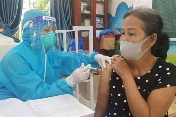 TP Hồ Chí Minh yêu cầu các địa phương trên toàn toàn thành phố tổ chức tiêm ngay vaccine phòng COVID-19 cho người chưa tiêm đủ vaccine, ưu tiên người từ 50 tuổi trở lên.