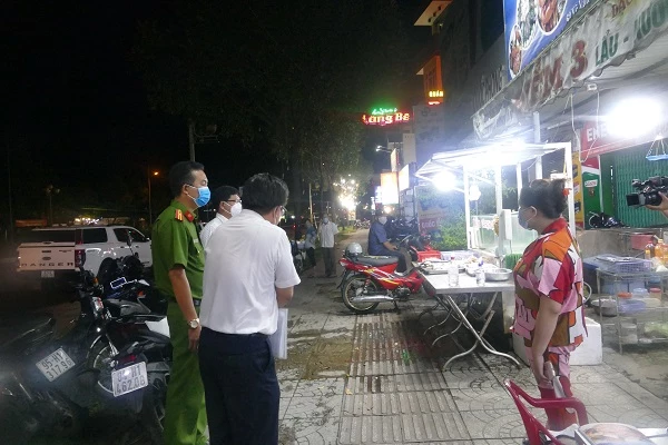 Đoàn kiểm tra vào bên trong kiểm tra việc chấp hành quy định của một quán bia trên đường Võ Văn Kiệt.