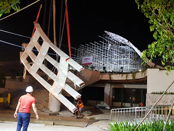Công ty cơ khí Hà Giang Phước Tường Mechanical (Đà Nẵng) sản xuất kết cấu thép mái vòm "Cánh diều bay cao" và tiến hành lắp đặt tại Công viên vườn tượng APEC tối 4/11/2021