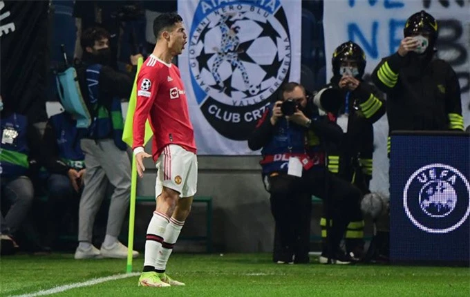Trong khi Man City vẫn chưa hết nỗi lo tiền đạo cắm thì Ronaldo tỏa sáng rực rỡ tại Man United