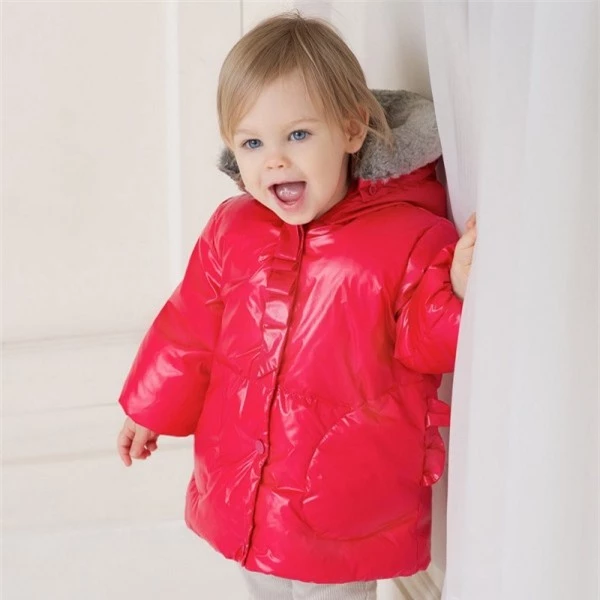 Áo khoác cho bé với chất liệu gió, lót bông là đảm bảo độ ấm tốt nhất