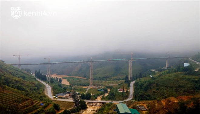 Ảnh: Cận cảnh cây cầu cạn cao nhất Việt Nam đang bước vào giai đoạn hoàn thiện - Ảnh 1.