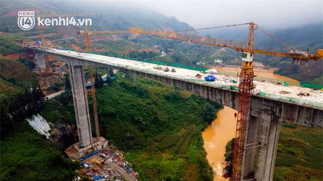 Ảnh: Cận cảnh cây cầu cạn cao nhất Việt Nam đang bước vào giai đoạn hoàn thiện - Ảnh 4.