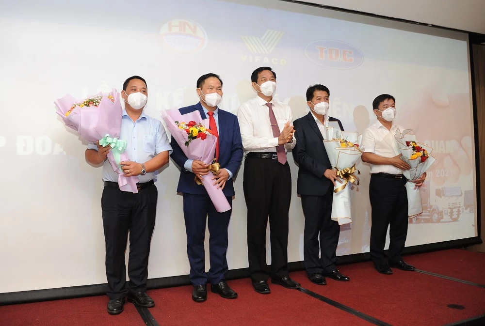 Ông Võ Văn Phi - Phó Chủ tịch UBND tỉnh Đồng Nai tặng hoa chúc mừng lãnh đạo các doanh nghiệp tại lễ ký kết.