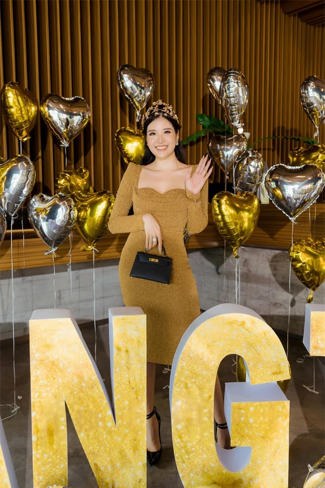 Hoa hậu Phan Hoàng Thu khoe nhẫn kim cương 1 tỷ đúng ngày sinh nhật - Ảnh 2.