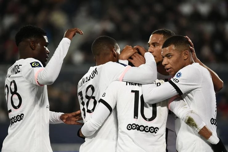 PSG tiếp tục dẫn đầu Ligue 1.