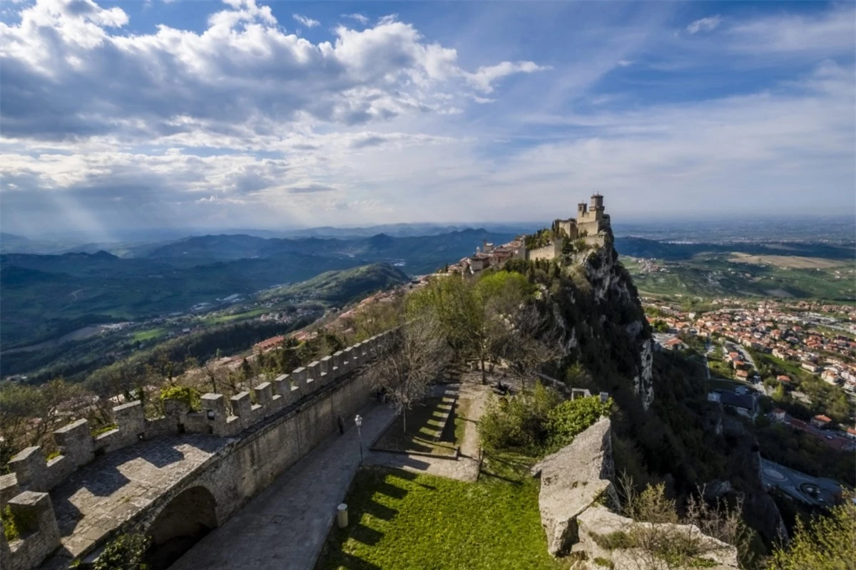 Pháo đài trên núi Titano. Ảnh: Getty Images