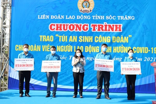 Trao “túi an sinh công đoàn” cho người lao động gặp khó khăn ảnh hưởng dịch COVID-19.