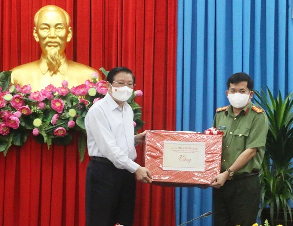 ông Phan Đình Trạc trao phần thưởng của Ban Chỉ đạo Trung trong về phòng, chống tham nhũng, tiêu cực cho Công an tỉnh An Giang.