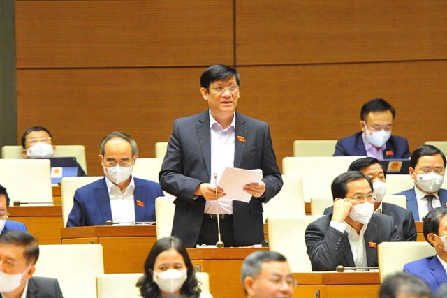 Bộ trưởng Bộ Y tế Nguyễn Thanh Long phát biểu giải trình, làm rõ một số vấn đề đại biểu Quốc hội nêu. Ảnh: TTXVN