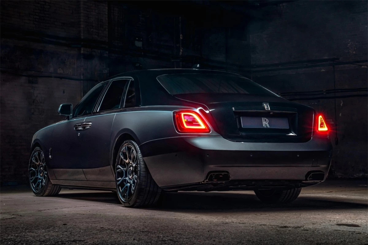 “Hôm nay, chúng tôi ra mắt sản phẩm đại diện cho một chiếc Black Black hoàn toàn mới, chiếc xe với ngôn ngữ thiết kế Post Opulent tối giản đã tái định nghĩa lại Ghost nhưng vẫn khuếch đại và cường hóa với những sắc tối” - CEO Rolls-Royce Motor Cars, ông Torsten Muller-Otvos chia sẻ trong buổi ra mắt.