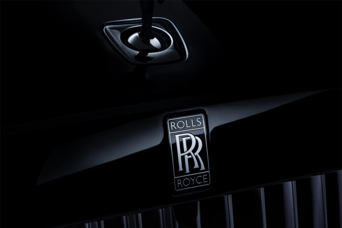Về phần ngoại thất, Rolls-Royce vẫn sẽ mang đến cho chủ nhân của những chiếc Black Badge Ghost lên đến 44.000 màu sơn khác nhau. Đó là chưa kể đến khả năng tùy biến vô hạn mà hãng có thể cung cấp dưới dạng tùy chọn cá nhân hóa nâng cao.