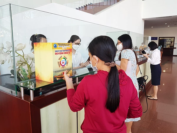 Người dân quét ã QR Code khai báo y tế khi đến giao dịch tại Trung tâm Hành chính TP Đà Nẵng