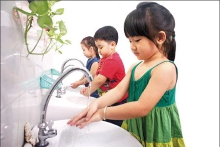 Giữ vệ sinh sạch sẽ cho trẻ để tránh bệnh khi thời tiết chuyển mùa
