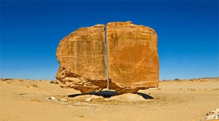 Khối đá xẻ làm đôi một cách kỳ lạ giữa ốc đảo ở Ả Rập Xê Út 1