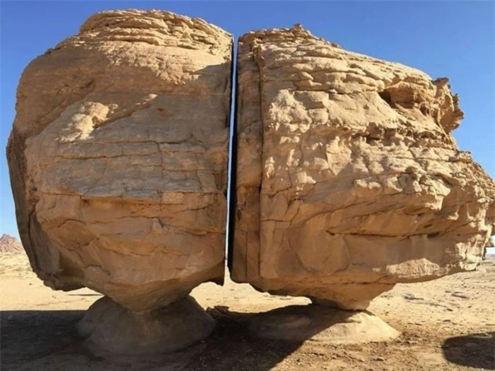 Khối đá xẻ làm đôi một cách kỳ lạ giữa ốc đảo ở Ả Rập Xê Út 2