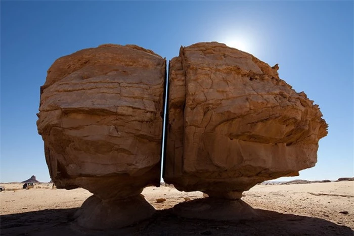 Khối đá xẻ làm đôi một cách kỳ lạ giữa ốc đảo ở Ả Rập Xê Út 3
