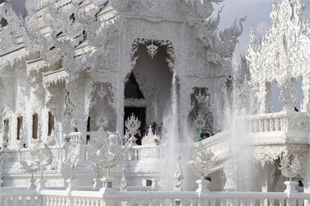 Wat Rong Khun: Ngôi đền Trắng nổi tiếng ở Thái Lan với vẻ đẹp kỳ dị 9
