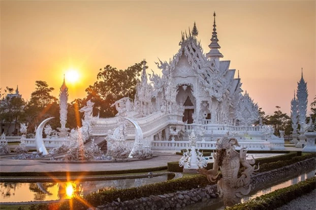 Wat Rong Khun: Ngôi đền Trắng nổi tiếng ở Thái Lan với vẻ đẹp kỳ dị 12