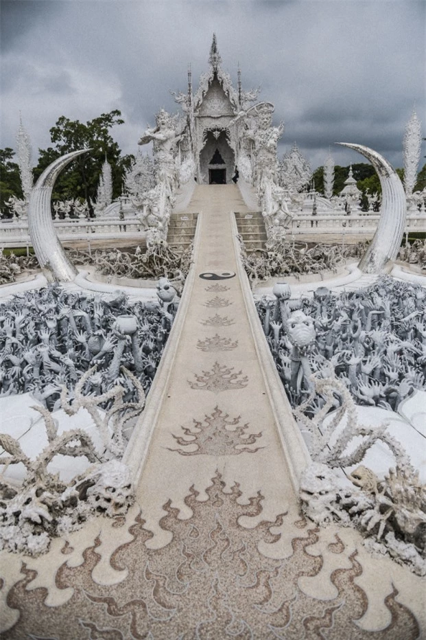 Wat Rong Khun: Ngôi đền Trắng nổi tiếng ở Thái Lan với vẻ đẹp kỳ dị 8