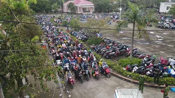 Kiên Giang hỗ trợ cho người dân về từ vùng dịch.