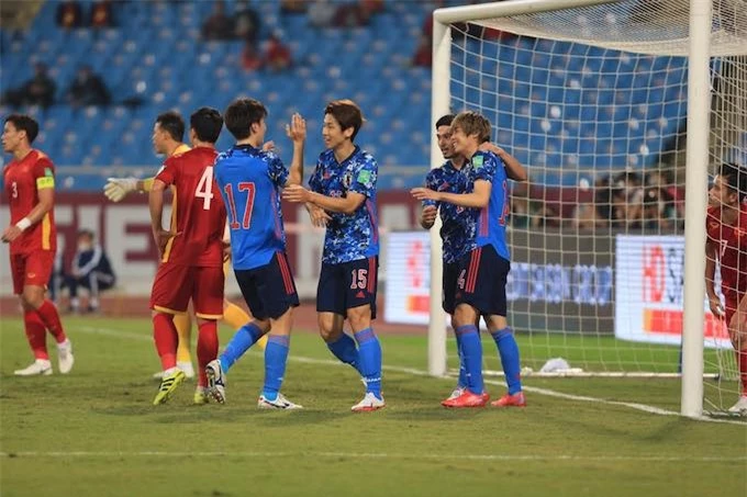 Niềm vui của đội tuyển Nhật Bản khi ghi bàn vào lưới Việt Nam. Ảnh: Đức Cường