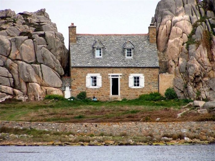 Ngôi nhà kẹp giữa 2 phiến đá khổng lồ, lý do khiến ai cũng kinh ngạc 2