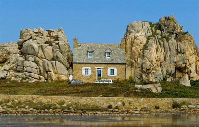 Ngôi nhà kẹp giữa 2 phiến đá khổng lồ, lý do khiến ai cũng kinh ngạc 5
