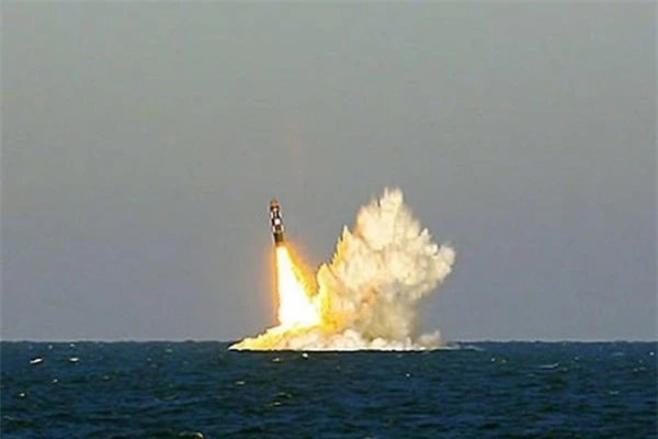 Do thiết kế bệ phóng dạng nằm nghiêng, việc phóng tên lửa Bulava có thể được thực hiện ngay khi tàu ngầm đang di chuyển ở độ sâu 50 m. Điều này giúp tàu ngầm có thể chủ động được vị trí phóng và cơ động ngay sau khi phóng.