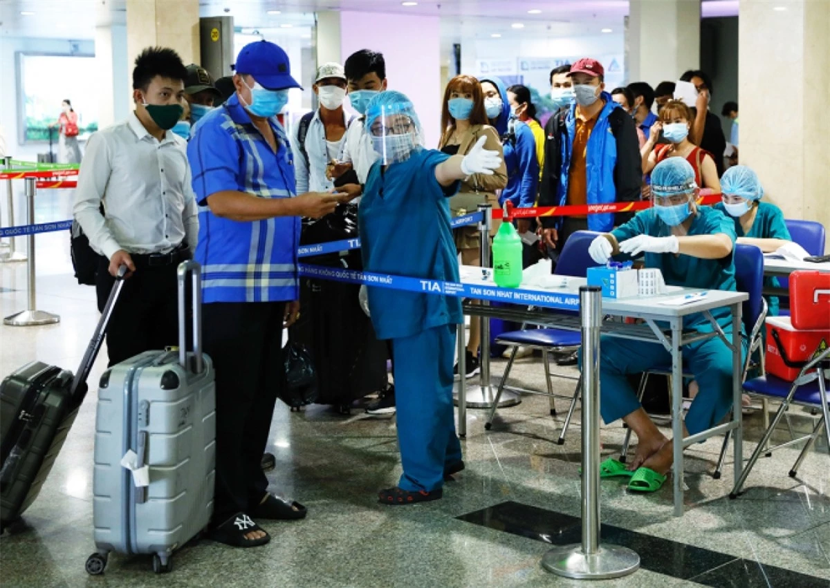 Bộ GTVT yêu cầu tăng cường kiểm soát hành khách đi từ cảng hàng không Tân Sơn Nhất, Cần Thơ tới các địa phương khác, đảm bảo 100% hành khách đi máy bay thực hiện khai báo y tế.