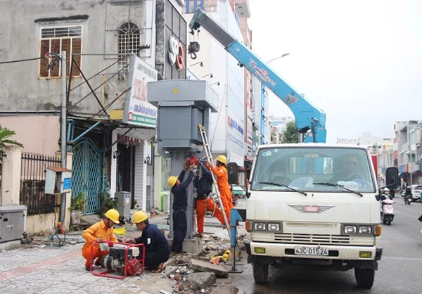 Điện lực Đà Nẵng tiến hành ngầm hóa lưới điện trên phố chuyên doanh thời trang Lê Duẩn