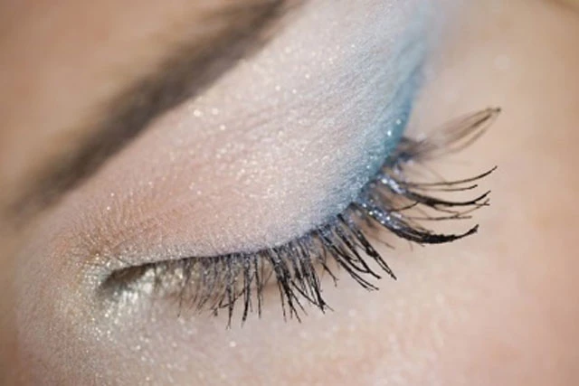 Mi mắt là nơi nhạy cảm, dễ bị gây dị ứng khi bị hóa chất tác động vào