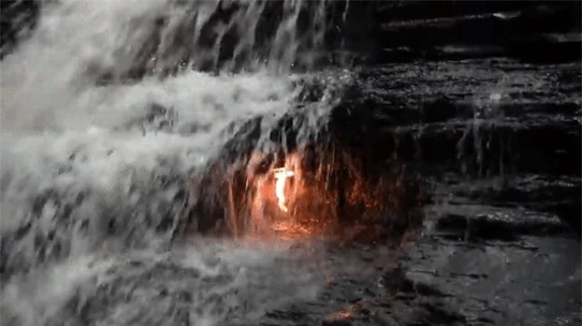 Bí ẩn trăm năm về “ngọn lửa vĩnh cửu” không bao giờ tắt dù nằm ngay dưới thác nước, giới khoa học đưa ra giải thích ngạc nhiên - Ảnh 2.
