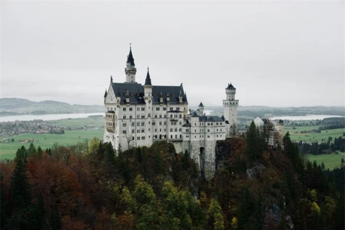 Chiêm ngưỡng 10 lâu đài đẹp như mộng ở châu Âu 1