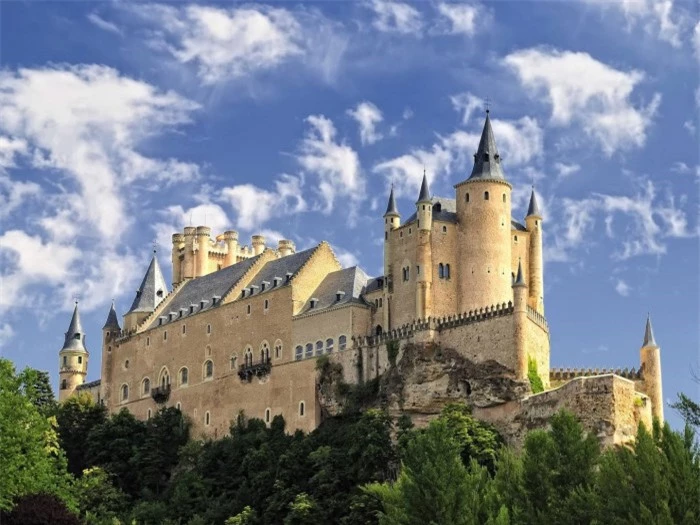 Chiêm ngưỡng 10 lâu đài đẹp như mộng ở châu Âu 8