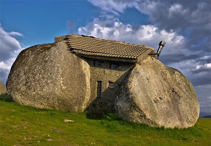Độc nhất vô nhị ngôi nhà nằm trong tảng đá ở Bồ Đào Nha 2