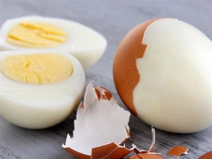 Luộc trứng quá đơn giản, thêm 1 miếng này vào nồi, tách vỏ dễ như chơi 1