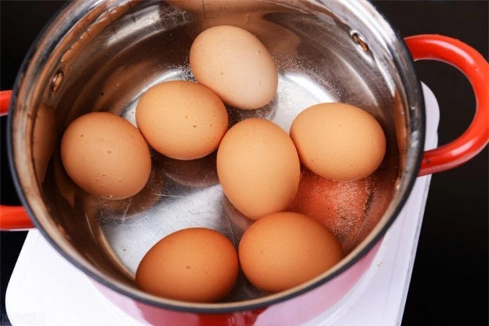 Luộc trứng quá đơn giản, thêm 1 miếng này vào nồi, tách vỏ dễ như chơi 2