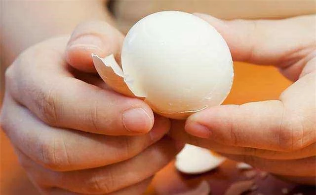 Luộc trứng quá đơn giản, thêm 1 miếng này vào nồi, tách vỏ dễ như chơi 5