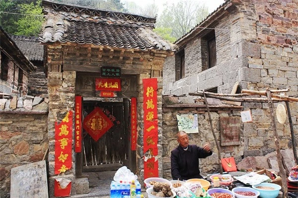 Người dân ở ngôi làng Trung Quốc tự tay đào đường xuyên núi vì… quá cô đơn 2