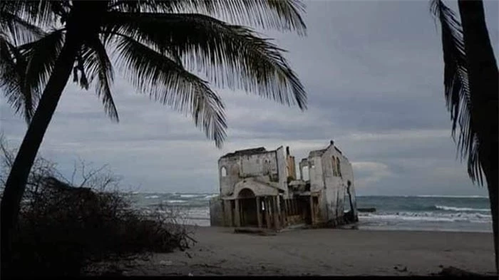Tòa nhà bị bỏ hoang xuất hiện một cách bí ẩn trên bãi biển 1