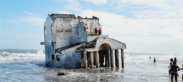 Tòa nhà bị bỏ hoang xuất hiện một cách bí ẩn trên bãi biển 2