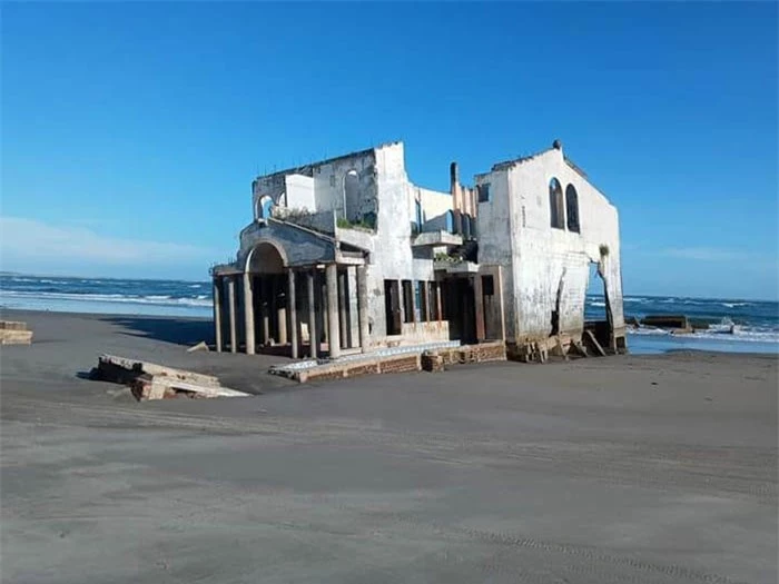 Tòa nhà bị bỏ hoang xuất hiện một cách bí ẩn trên bãi biển 3