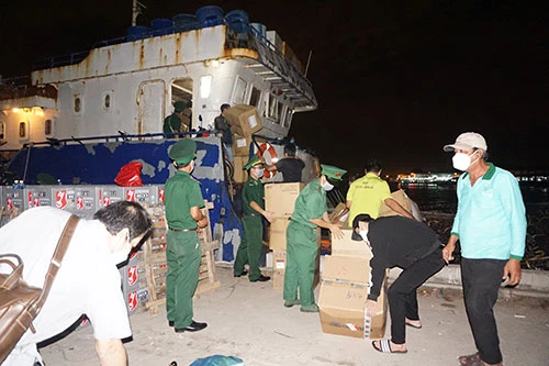 Nhân lực y tế và trang thiết bị chuẩn bị lên tàu ra huyện đảo Phú Quý tiếp sức phòng chống dịch COVID-19Ảnh: Báo Bình Thuận.