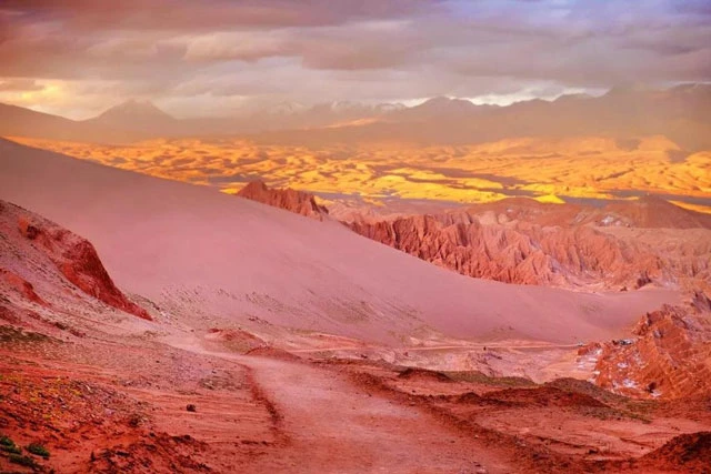 Thủy tinh được tìm thấy trên sa mạc Atacama có thể là kết quả từ vụ nổ của sao chổi cổ đại.