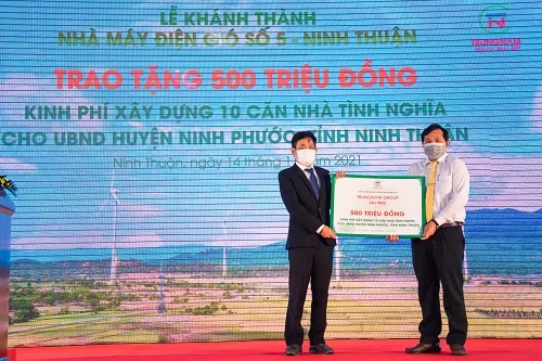 Trung Nam Group trao tặng 10 căn nhà tình nghĩa cho những gia đình có hoàn cảnh khó khăn tại địa phương với tổng số tiền ủng hộ 500 triệu đồng