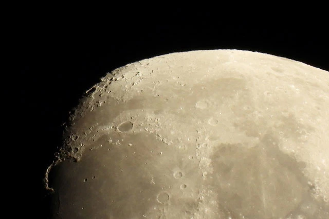Lớp đá bề mặt Mặt Trăng có thể chứa nguồn oxy dồi dào. Ảnh minh hoạ: Reuters